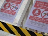 Cedule se zákazem u vchodu do preodejny. | Jan Tománek
