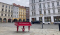 Klavíry místo petičních stánků. Olomoučtí filharmonici nechtějí sloučení s divadlem