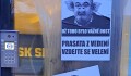 FOTO: Prasata z vedení, vzdejte se velení. Někdo polepil Andrův stadion plakáty