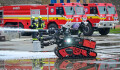 U požáru cisteren s benzolem pomůže robot. Na místě je i vrtulník