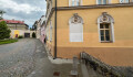 Vybílil průchod, zamaloval graffiti na škole. Místům vrací důstojnost na vlastní náklady