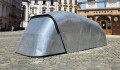 Na náměstí zaparkoval plechový pásovec. Umělecká instalace vychází ze socialismu