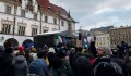 FOTO: Děláme to za banán a koláček, říká Posníková. Olomoučtí na Horním náměstí znovu demonstrují