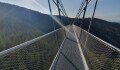 VIDEO: Nejdelší visutý most na světě. Pne se 95 metrů nad zemí