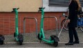 Elektrokoloběžky komplikují život nevidomým. Chystá se osvětová kampaň