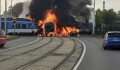 Kamion, auto i vlak v plamenech. Auta už projíždí, místo tramvaje jezdí autobus