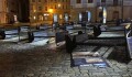 VIDEO: Noční bouřka se prohnala Olomoucí. Vyvracela stromy a poničila výstavu na náměstí