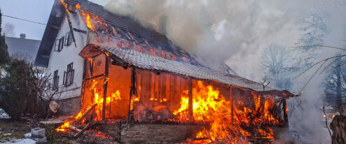 AKTUÁLNĚ: Hoří chata v Podlesí. Škoda šplhá nad milion