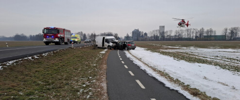 Tři zranění při vážné nehodě. Letěl pro ně vrtulník