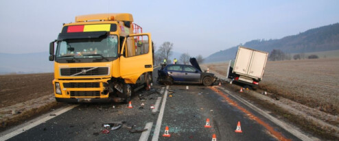 Náraz auto odhodil, před ním stál ale řidič. Muž nehodu nepřežil