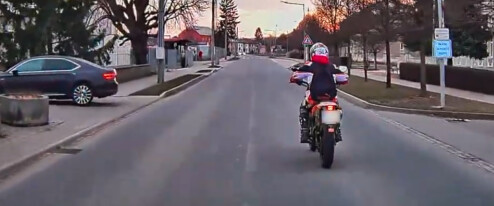 VIDEO: V sobotu mu vzali řidičák, v úterý jej stavěli znovu. Motorkář daleko nedojel