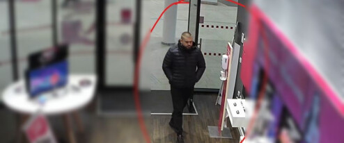 Policie pátrá po muži, který by mohl objasnit desetitisícovou krádež. Poznáváte ho?