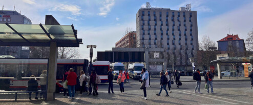 Po měsících je zpět. Rozbitá tabule na nádraží znovu funguje