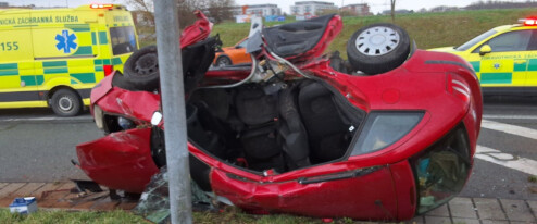 Auto na boku. Aby pomohli řidiči v bezvědomí, museli hasiči odstřihnout dveře