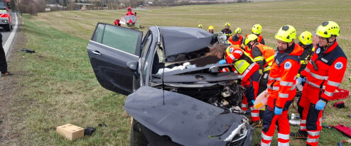 Čelní náraz řidičky Opelu s autobusem, odnesla to s vážným zraněním. Úsekem už projedete