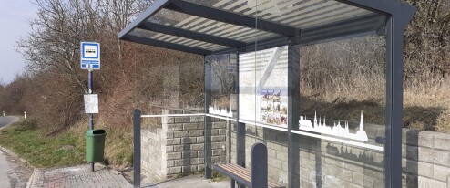 Děti chodí do školy po krajnici. Droždín řeší nebezpečnou zatáčku