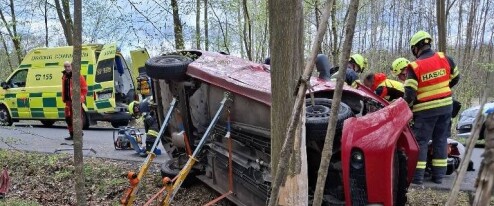 Bourali na cestě u Červenky. Vážně zraněného řidiče už nezachránili