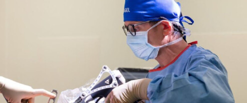 Náhradu kloubu už provádí robot. Podle prostějovských lékařů zajišťuje komfortnější průběh