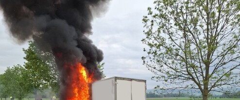 AKTUÁLNĚ: U Postřelmova hoří dodávka. Na místě jsou hasiči
