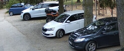 Poškodil auto a odjel. Policie hledá svědky