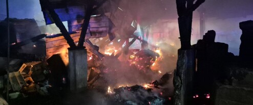 Od papíru chytla i technika. Noční požár v Horce zaměstnal 7 jednotek hasičů