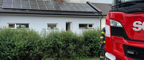 AKTUÁLNĚ: Fotovoltaika vzplála. Hasiči zasahují u požáru střechy domu