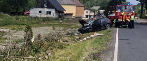 S autem nabourala do schodů. Po čelním náraze skončila řidička se zraněním