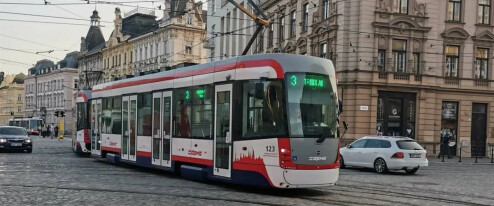 Horké léto v olomoucké MHD. Kolik jezdí tramvají a autobusů s klimatizací?