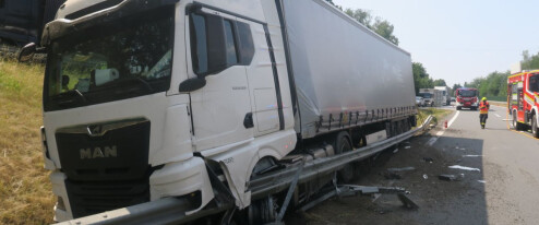 Nevěnoval se řízení a havaroval. Škody po nehodě nákladního automobilu přesahují milion