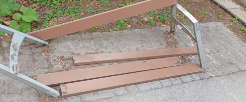 Řádění vandalů v olomouckých parcích. Poškozeny byly lavičky i osvětlení