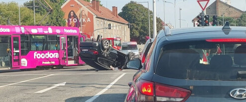 Skončil na střeše. Dopoledne se v Olomouci srazila tramvaj s autem