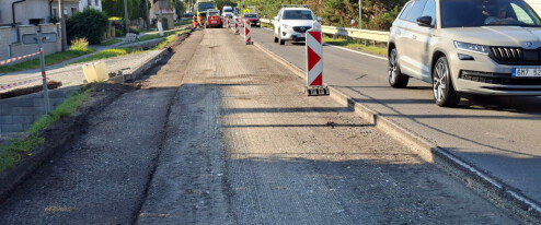 Práce na silnici pokračují. Takto dělníci postupují v Dolanech na Olomoucku