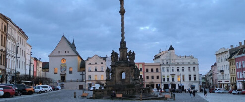 Ženy z Prahy prolézaly otvor sloupu na Dolním náměstí v Olomouci