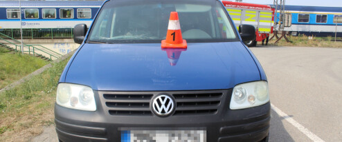 Řidička na Přerovsku zůstala mezi závorami. Před vlakem jednu prorazila
