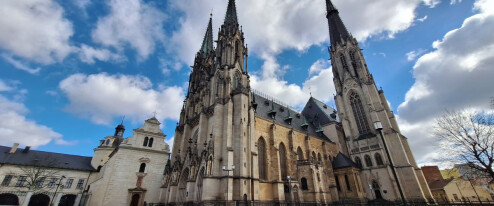 Polonahý muž děsil věřící u olomoucké katedrály