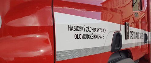Hasiči zachraňovali paraglidistu. U Uhřínova uvízl ve větvích stromů