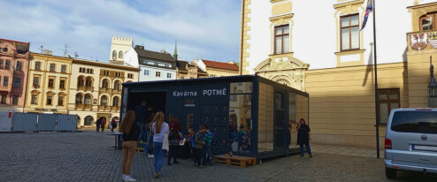 REPORTÁŽ: Dáte si kávu, ale neuvidíte ji. Kavárna POTMĚ pomáhá nevidomým, jen do neděle