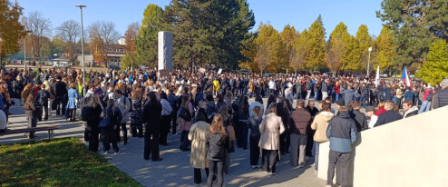 Čepičky jako Večerníček a ostrý vzkaz. Studenti v Olomouci vyšli bránit veřejnoprávní média