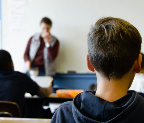 Šikana se přesouvá do online světa. Rodiče by měli sledovat změny chování, říká psycholog Skopal