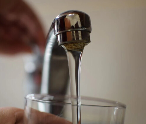 Závadu pořád hledají. Obce jsou bez pitné vody už týden