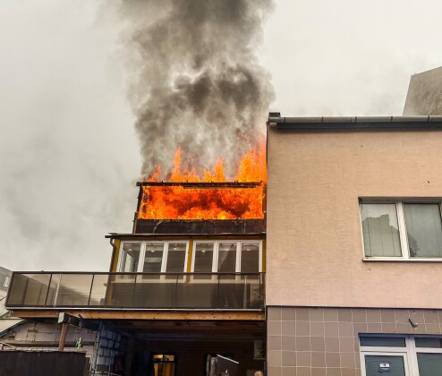 Hořelo celé patro. Na místě byl zraněný