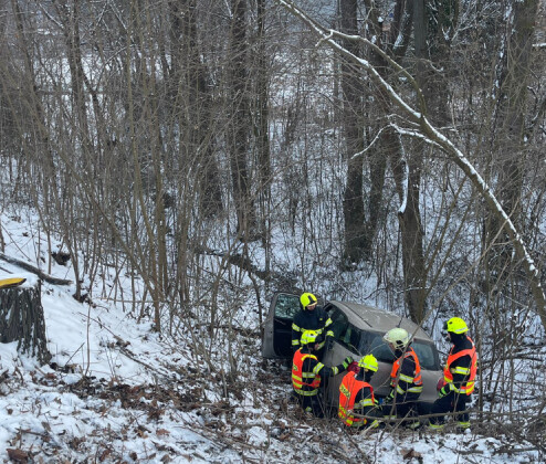 Auto uvězněné ve svahu i v potoce. Sníh zaměstnal řidiče i hasiče