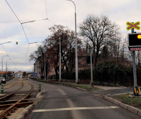 AKTUÁLNĚ: Vlaky stojí. Auto uvízlo na přejezdu