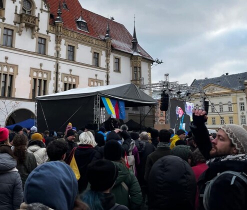 FOTO: Děláme to za banán a koláček, říká Posníková. Olomoučtí na Horním náměstí znovu demonstrují