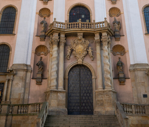 Zlaté obrazy zdobí kostel. Začíná postní doba