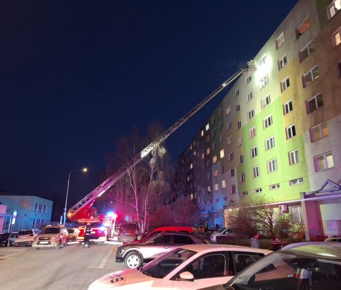 AKTUÁLNĚ: Na Nových Sadech hoří. Balkon jednoho z bytů hasily tři jednotky