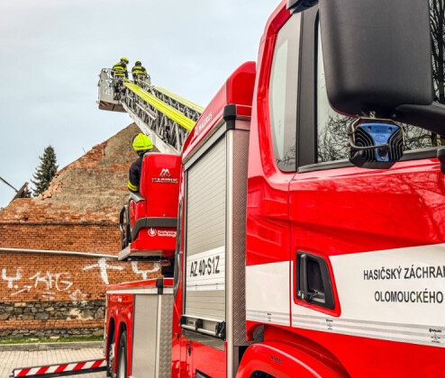 AKTUÁLNĚ: Hasiči zasahují na sídlišti v Lošticích, u destrukce