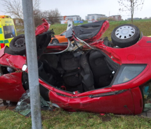 Auto na boku. Aby pomohli řidiči v bezvědomí, museli hasiči odstřihnout dveře