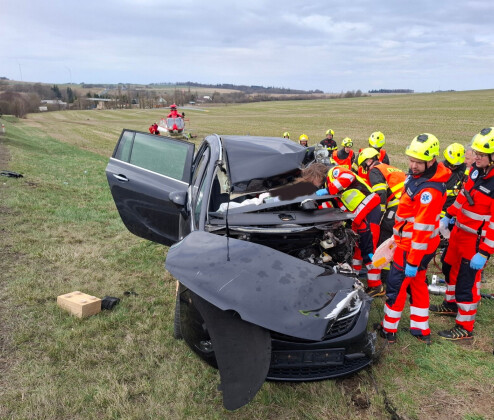 Čelní náraz řidičky Opelu s autobusem, odnesla to s vážným zraněním. Úsekem už projedete