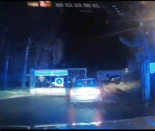 VIDEO: Opilý a zdrogovaný řidič ujížděl policii přes několik obcí. Zastavila ho až porucha auta